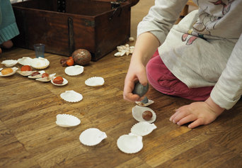 Kinder beim Spielen im Kindergarten Marienkäfer